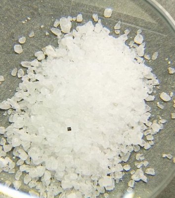 IBM показала компьютер размером с кристалл соли