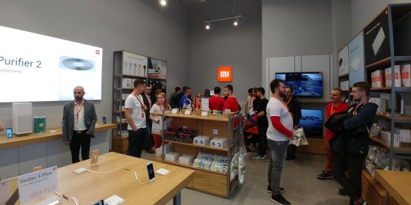 Видео: фанаты Xiaomi осаждают магазин в Польше