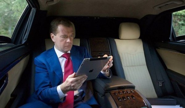 Фанат iPhone Дмитрий Медведев предложил запретить американские товары