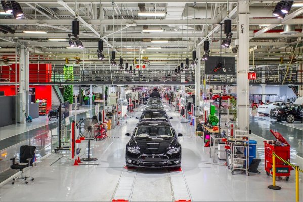 Илон Маск объяснил задержку производства Tesla Model 3 излишней роботизацией