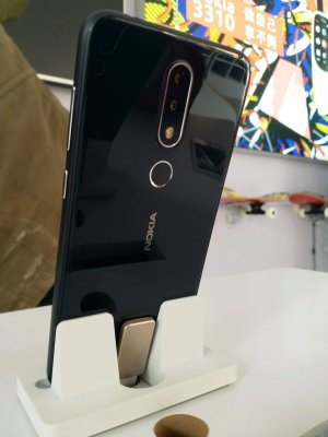 Nokia X с чёлкой засветился на качественных фотографиях