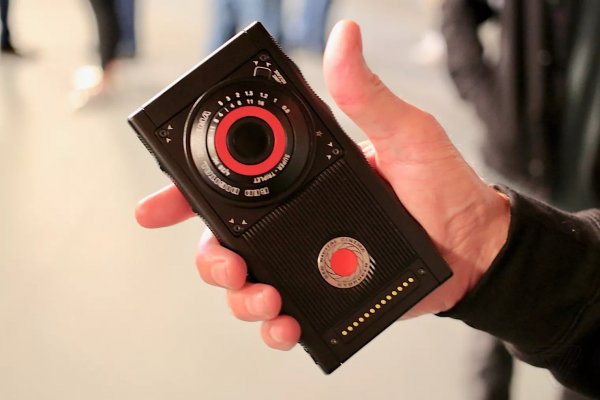 Журналистов впечатлил голографический смартфон RED Hydrogen One