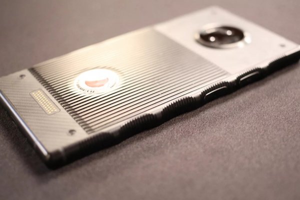 Журналистов впечатлил голографический смартфон RED Hydrogen One