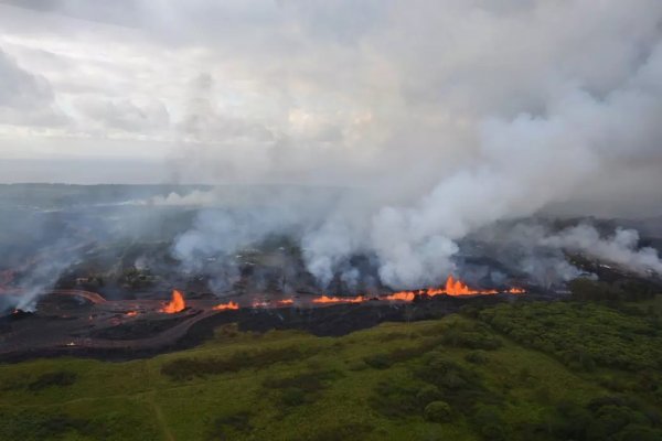 Смертельные реки лавы на Гавайях достигли океана
