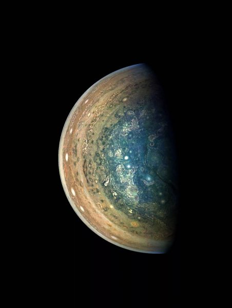 Самые красивые снимки Юпитера — вспоминаем миссию «Юнона»