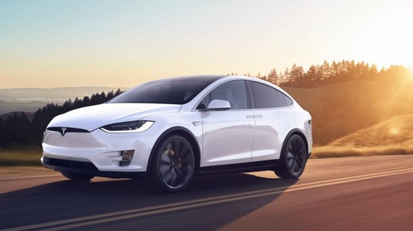 В «Связном» теперь можно заказать электрокары Tesla