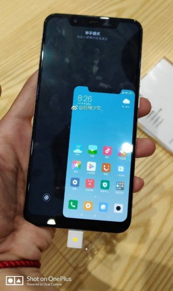 Xiaomi Mi 8 показывает вырез в режиме управления одной рукой