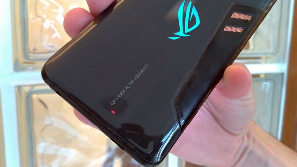 Игровой смартфон от ASUS получил внешний кулер