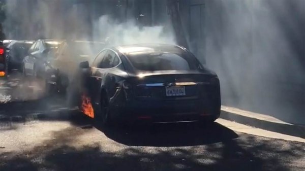 Tesla Model S пришлось трижды тушить после аварии