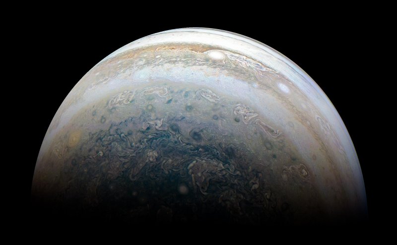 Юнона шлет новые фантастические снимки Юпитера