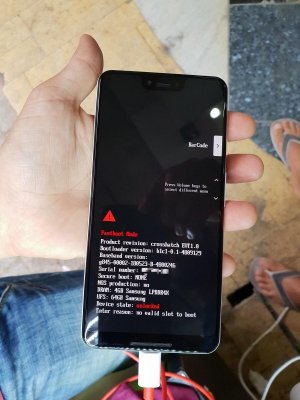 Слитые фото Google Pixel 3 XL: большая челка и крышка из стекла