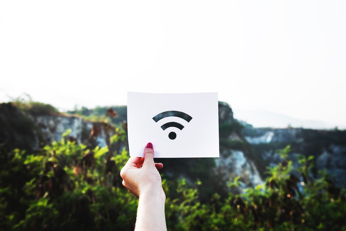 Картинка бесплатный интернет. Wi-Fi в общественных местах. Бесплатный интернет. Человек WIFI. Вай фай природа.