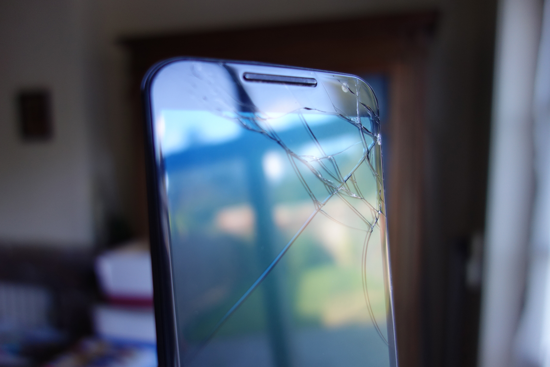 Экран в углу смартфона. Разбитый экран. Трещина на стекле. Трещина на стекле телефона. Трещина на экране смартфона.