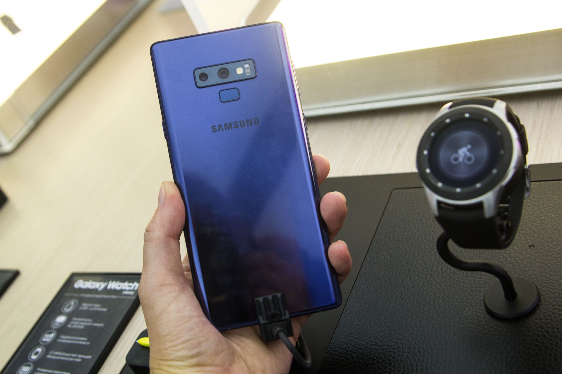 galaxy note 9 with watch