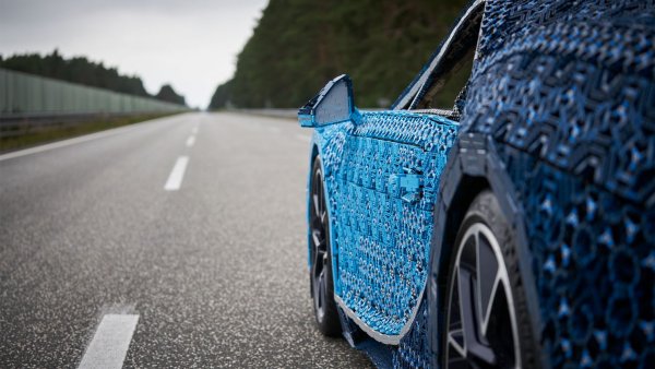LEGO построила из конструктора копию действующего спорткара Bugatti Chiron