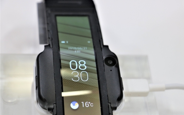 Nubia показала гибрид смартфона и часов с гибким дисплеем