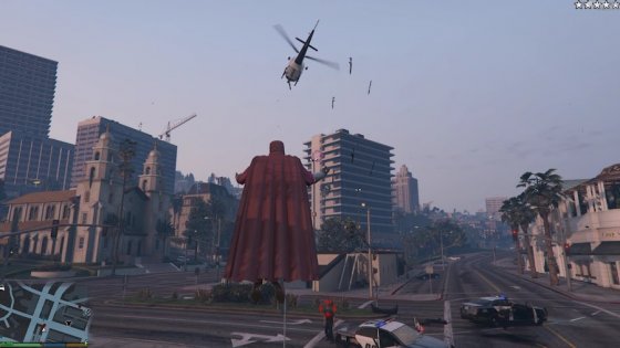 Магнето в GTA V бросает машины и крушит полицейских