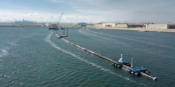 В США запустили гигантскую ловушку для пластикового мусора в океане
