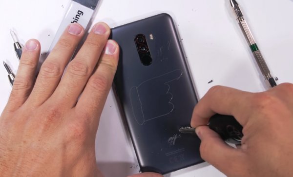 Пластиковый Pocophone F1 сломать не получилось