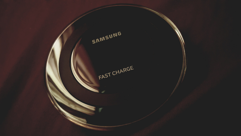 Недорогие смартфоны Samsung могут получить поддержку беспроводной зарядки