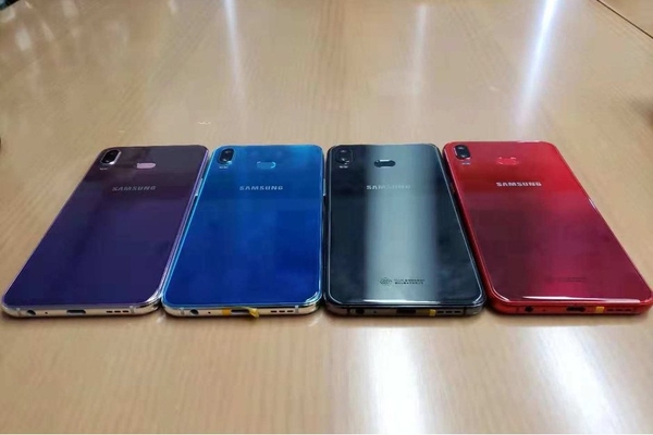 Samsung Galaxy A6s в градиентных расцветках попал на фото
