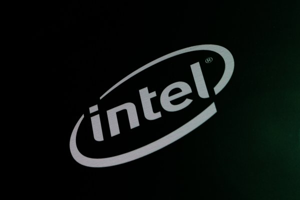 Несмотря на слухи, Intel не отказывается от 10-нм техпроцесса