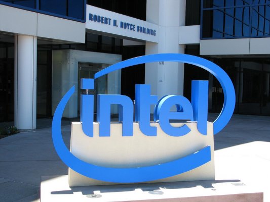 Дефицит процессоров и прочие проблемы не помешали Intel добиться рекордных доходов