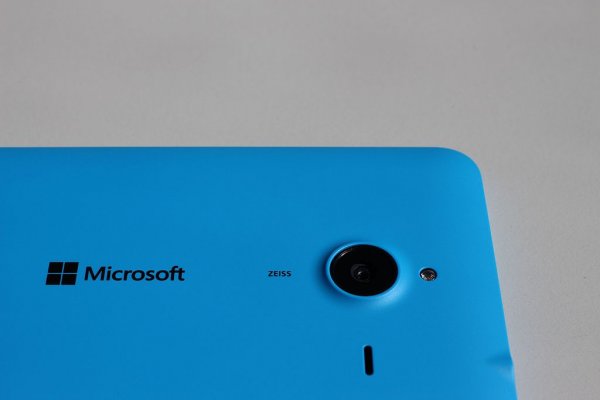 Microsoft показала свой вариант смартфона с двумя экранами