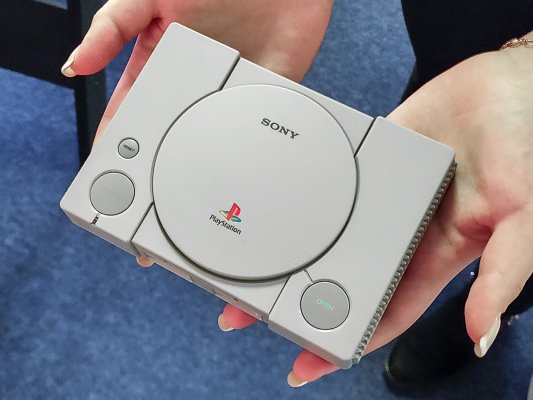 Мода на ностальгию: первый взгляд на PlayStation Classic