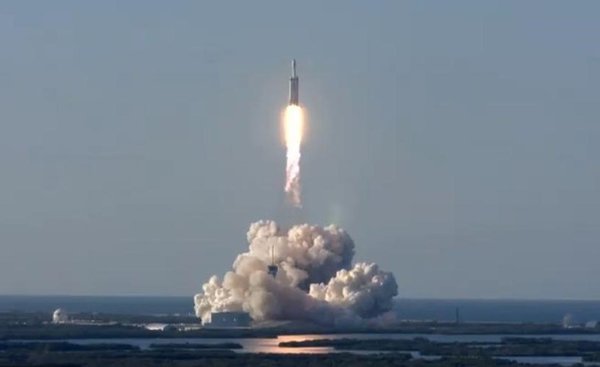 SpaceX осуществила первый коммерческий запуск Falcon Heavy