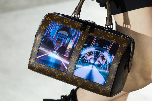 Louis Vuitton показал сумки с гибкими экранами