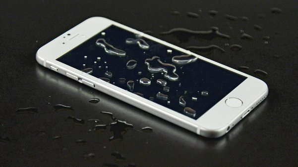 iOS 13 распознаёт воду в порте для зарядки и отключает питание