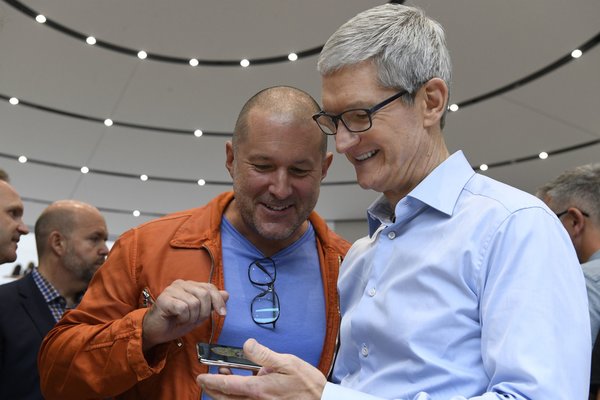Тим Кук назвал абсурдными слухи о причине ухода Айва из Apple