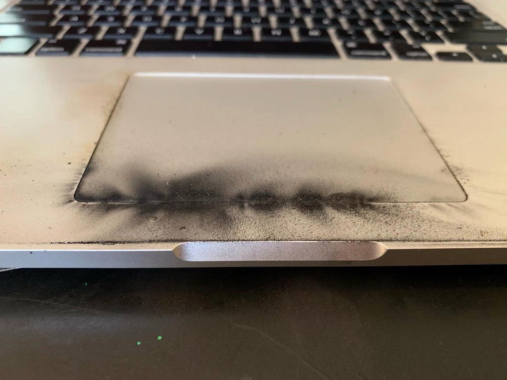 Как снять защитную пленку с макбука В США MacBook Pro взорвался из-за бракованного аккумулятора