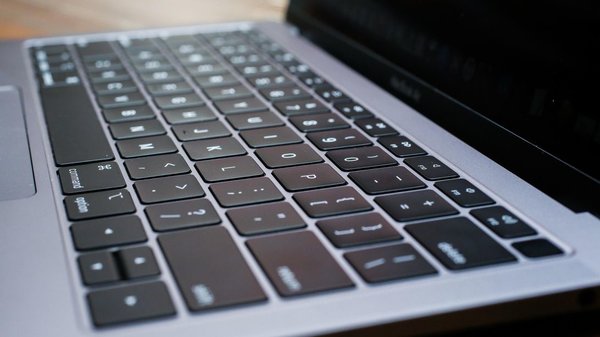 Apple наконец откажется от проблемных клавиатур в MacBook