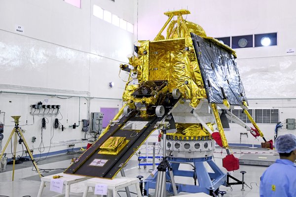 Индия запустила свой первый корабль на Луну