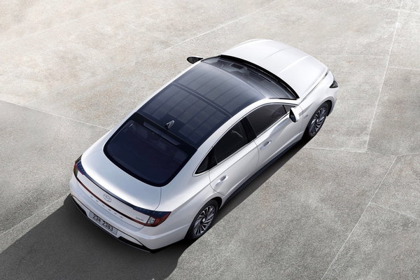 Hyundai добавила солнечную крышу в Sonata Hybrid