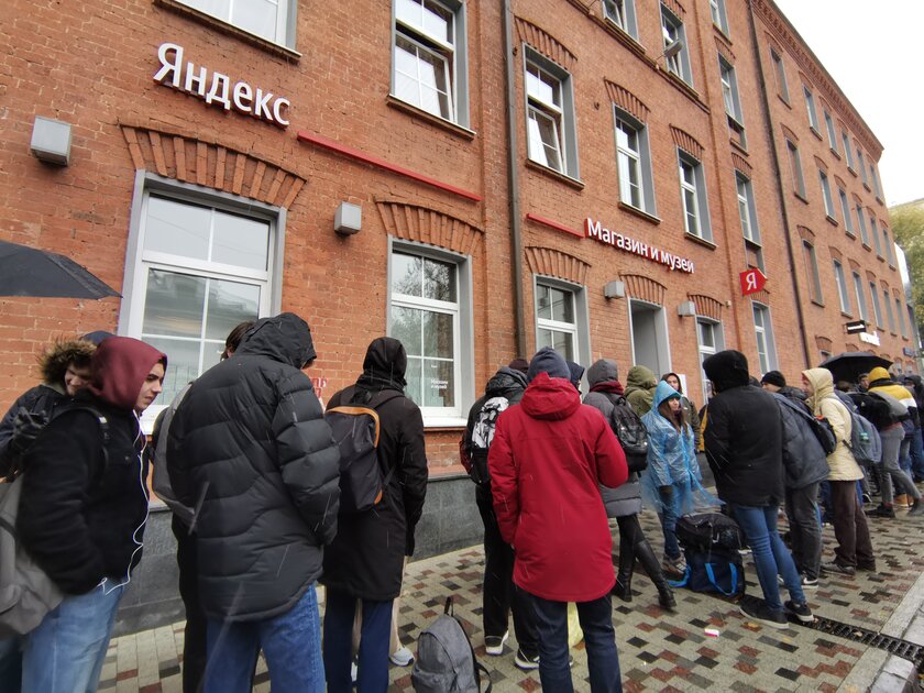Магазин Яндекса собрал бо́льшую очередь, чем ретейлеры в старт продаж новых iPhone