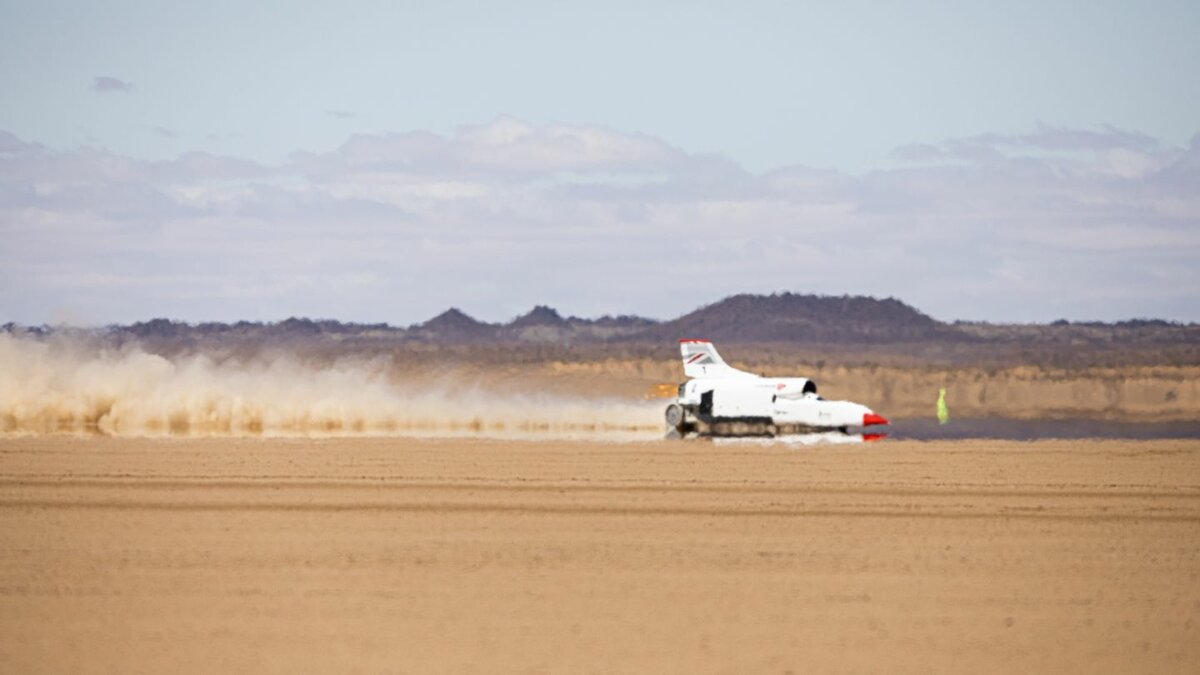 1600 км в высоту. China railway rolling stock corporation маглев 600км. Маглев в китае. Bloodhound ssc рекорд. Jr-maglev mlx01.
