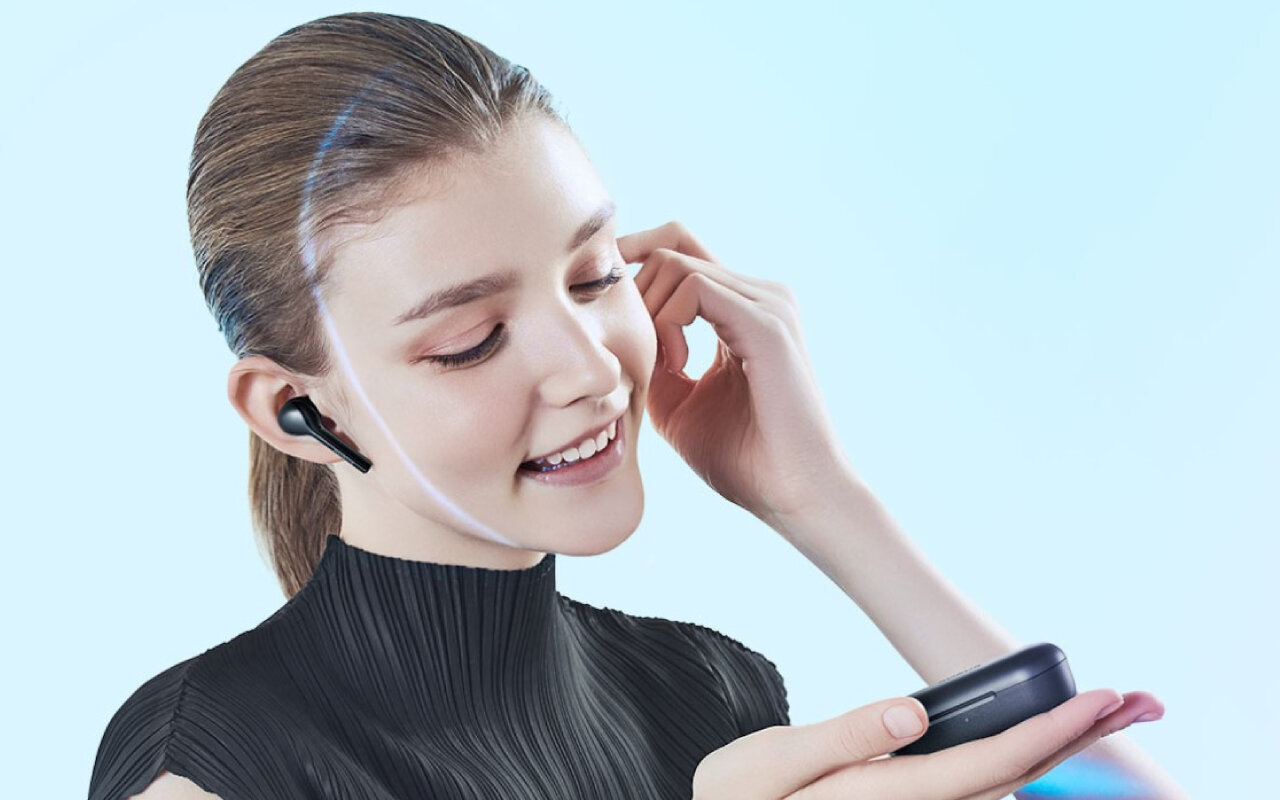 Беспроводные наушники слушать радио на телефоне. Huawei freebuds Pro 2 в ушах. Беспроводные наушники в ухе. Беспроводные наушники девушка. Беспроводные наушники в ушах девушки.