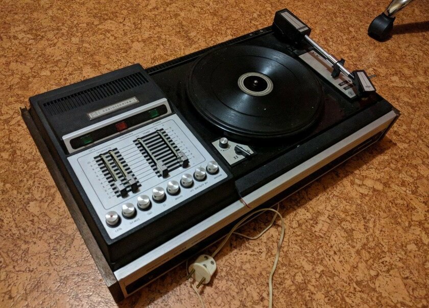 в каком году изобрели мп3 плеер. history of music players 9. в каком году изобрели мп3 плеер фото. в каком году изобрели мп3 плеер-history of music players 9. картинка в каком году изобрели мп3 плеер. картинка history of music players 9. Многообразие музыкальных жанров настолько велико, что даже самый привередливый человек наверняка найдет что-то по вкусу. В наше время встретить на улице человека, прослушивающего mp3 плеер дело привычное. Однако многие ли из нас задумывались об истории возникновения этого поистине революционного устройства?