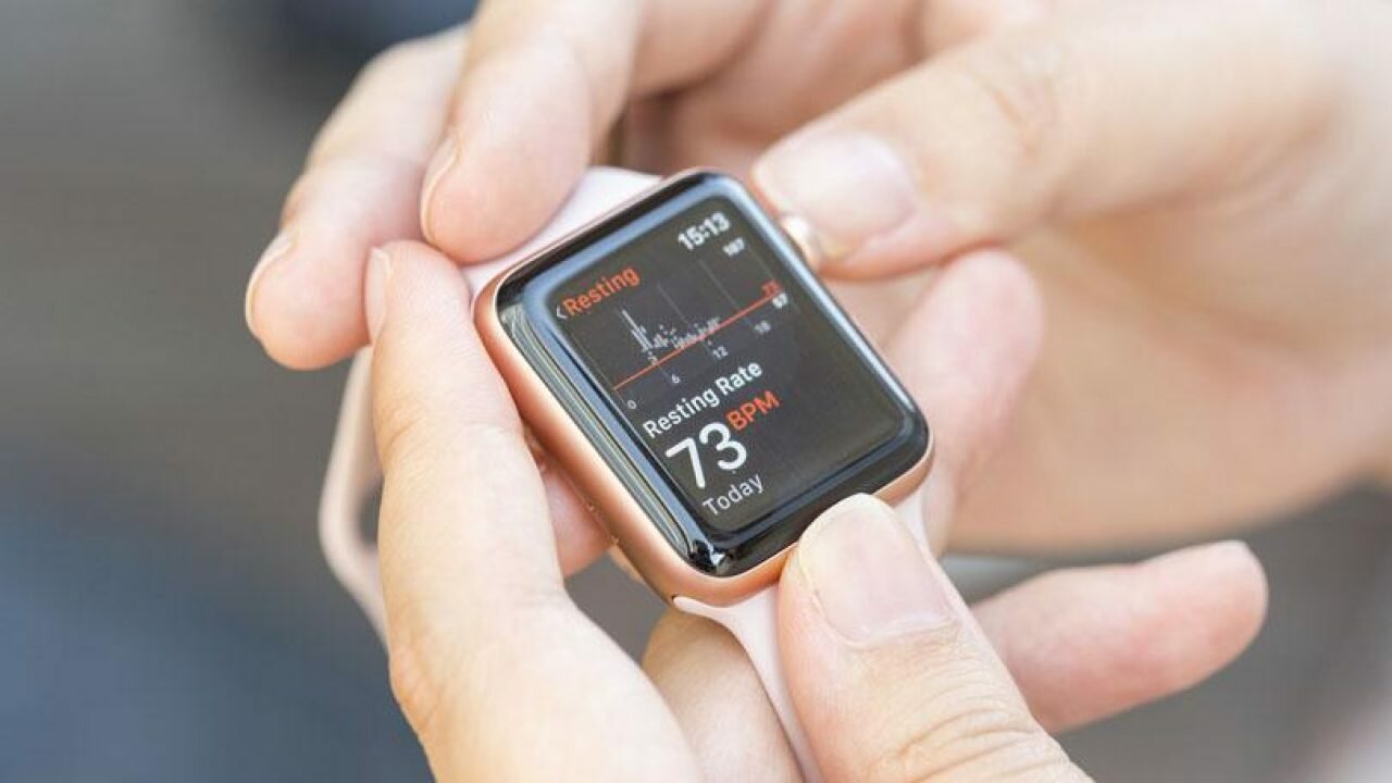 Doktor žaluje Apple kvůli funkci Apple Watch