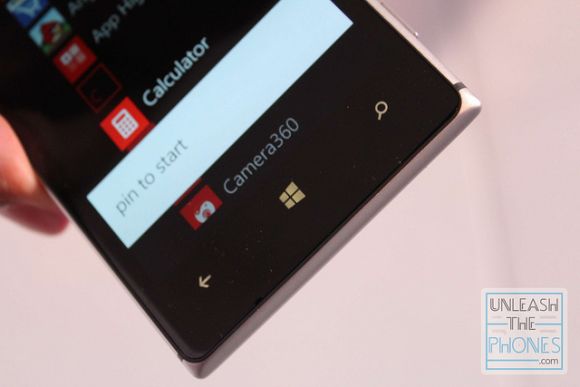 Кнопка Windows Phone в Lumia 925, также, работает как индикатор заряда