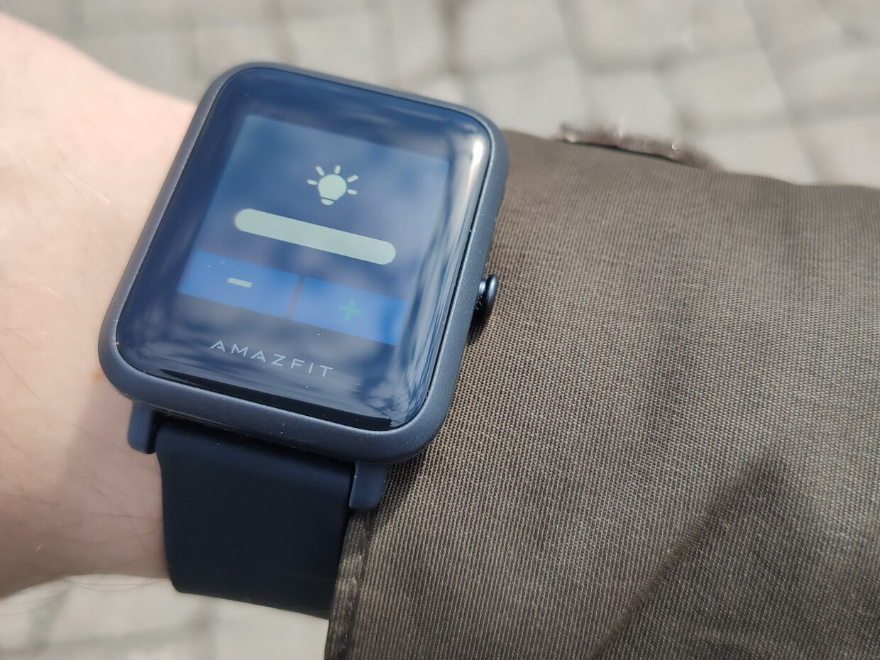 Хорошие дешевые часы. Amazfit Bip 3 голубой. Экраны часов Amazfit Falcon. Amazfit Bip первая версия. Искажение экран у часов Amazfit Bip.