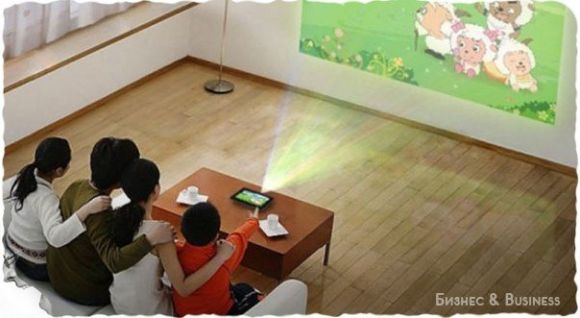 Планшет SmartQ U7 Android Projector имеет встроенный проектор