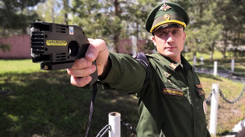 Военная полиция ВВО получила на вооружение новейший электрошокер «Парализатор»