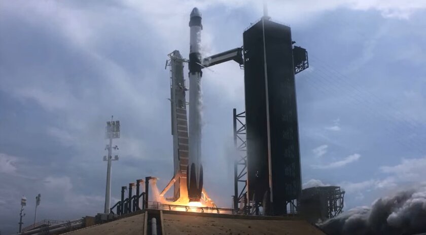 SpaceX успешно запустила космический корабль Crew Dragon с астронавтами на борту