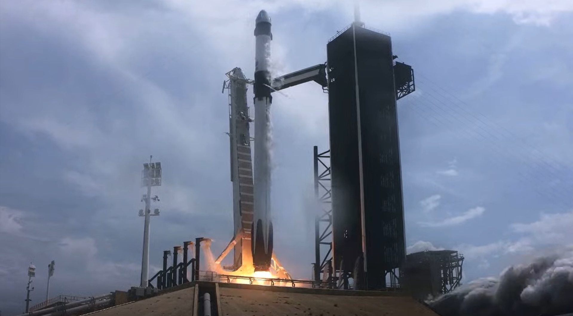 Ракета SPACEX Falcon 9. Falcon 9 Crew Dragon. Космодром НАСА мыс Канаверал.