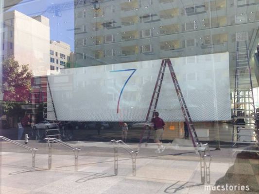 Apple разместила баннеры с заветной цифрой "7" на WWDC