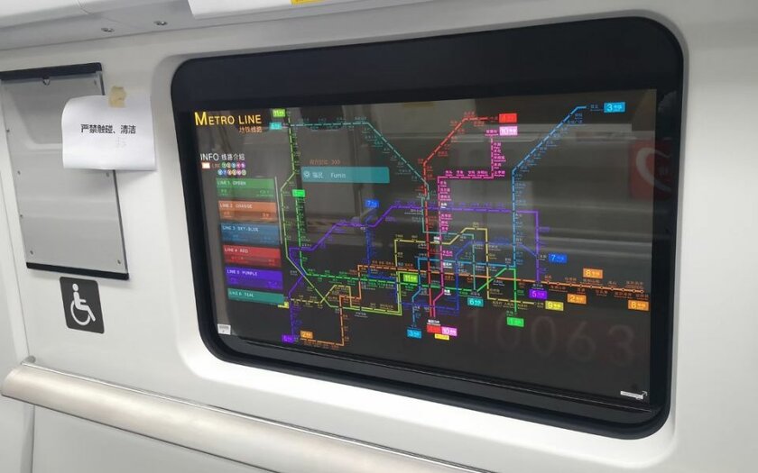 LG установила прозрачные дисплеи вместо окон в поездах китайского метро